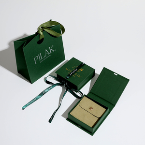 Caja de Embalaje de Joyería de Cartón Reciclable Ecológica Personalizada, Estilo Libro, con Cinta de Terciopelo/Satén y Logotipo en Lámina Dorada - Product Image 5