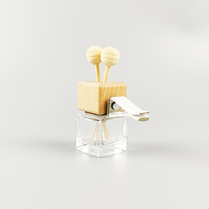 Fournisseur Bouteille de parfum vide carrée en verre pour désodorisant de voiture de 8ml Bouteille de diffuseur de parfum de voiture de décoration de voiture avec clip - Product Image 2