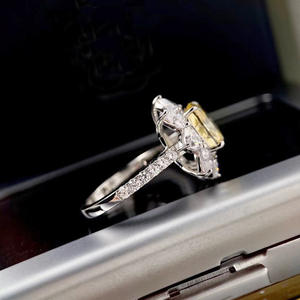 Anello di Diamanti F1595 con Taglio Ovale, Pietra Centrale Gialla Naturale di Colore D e Pietre Laterali, Gioiello di Fidanzamento per Donne - Product Image 4