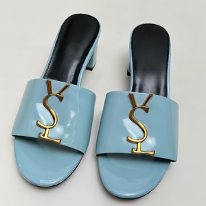 Vente en gros de tongs de créateurs en cuir verni de haute qualité pour femmes, tendance estivale, luxe, marque célèbre, pantoufles pour femmes - Product Image 4