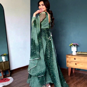 Ensemble Lehenga Choli Dupatta Pantalon en Faux Georgette Imprimé pour Femme |   Ensemble ethnique 3 pièces entièrement cousu, infroissable et extensible - Product Image 1