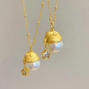 Collier en perles <span class=keywords><strong>d</strong></span>'imitation avec pendentif <span class=keywords><strong>chapeau</strong></span> de Noël Little Red Book, pour femme, léger et sportif, en alliage de zinc électroplaqué, chaîne en bambou, idéal pour l'<span class=keywords><strong>été</strong></span> - Product Image 1