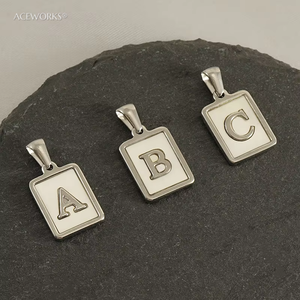 Colgante Rectangular con Inicial de Madreperla |   Charm de Letra del Alfabeto con Concha Natural, Chapado en Oro PVD de 18K, en Acero Inoxidable - Product Image 2