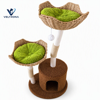 Arbre à chat naturel avec panier en osier, perchoir, griffoir en sisal, cachette moquettée et meuble - Vente en gros