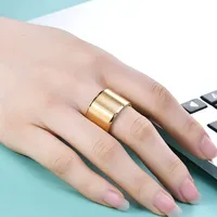 2023 Benutzerdefiniertes Logo Gravierbarer 18K Vergoldeter Edelstahl 15mm Breiter Massiver Fingerring für Herren