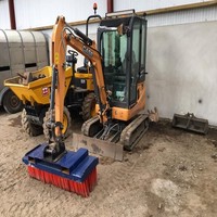 Balai pour excavatrice pour l'asphalte - Gardez vos surfaces en asphalte propres avec cet accessoire spécialement conçu, parfait pour le balayage