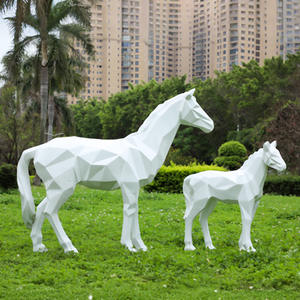 Ensemble de figurines de chevaux en fibre de verre réalistes et résistantes aux intempéries - Sculpture de jardin au design personnalisé pour une utilisation en intérieur/extérieur - Product Image 4