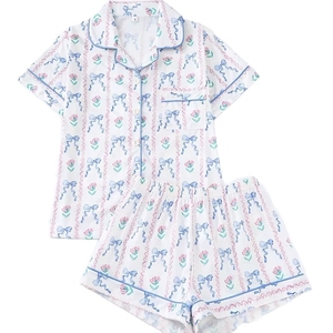 Pyjama <span class=keywords><strong>2</strong></span> pièces en tissu doux de qualité supérieure, taille <span class=keywords><strong>plus</strong></span>, manches courtes, haut à boutons, short, vêtements de nuit avec détails de passepoil bleu - Product Image 2