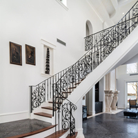 Escalier intérieur classique en acier et bois avec rampe en acier inoxydable, design contemporain, construction durable