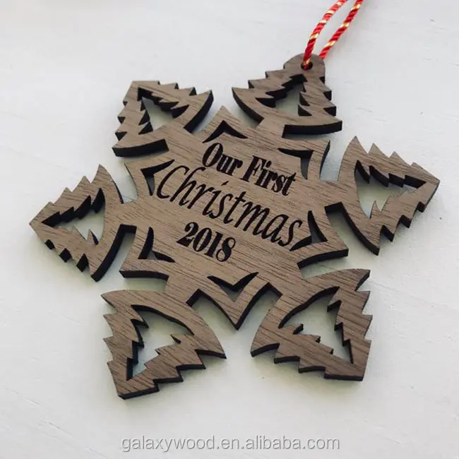 Ornamento per albero di natale in legno con taglio laser da 10 cm di diametro personalizzato