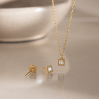 Ensemble de bijoux YC Jewelry, collier avec pendentif carré en zircon blanc taille princesse plaqué or 18 carats en acier inoxydable et boucles d'oreilles assorties