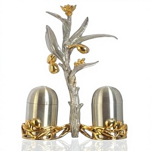 Juego de Salero y Pimentero con Diseño de Olivo Plateado y Detalles en Oro, Utensilios Metálicos para Hierbas y Especias - Product Image 1