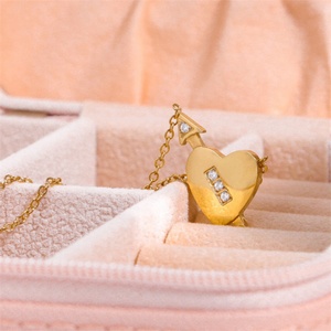 Collar de Joyería Cupid, Chapado en Oro de 18k, Collar con Colgante de Corazón y Flecha con Circonita Cúbica para Mujer - Product Image 3