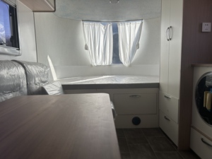 Caravane tout-terrain de luxe AL-KO AKS de 6,9 m, remorquable par SUV, en aluminium, avec suspension indépendante pour l'aventure en camping - Product Image 4