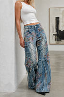 Jean large pour femme, bleu clair, broderie florale rose, motif cerisier, en denim, patchwork déstructuré, coupe ample