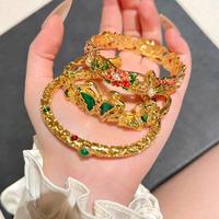 Bracelet jonc de soirée pour femme, design personnalisé, haut de gamme, style vintage, avec fleurs en émail doré et cristaux, bijou de déclaration