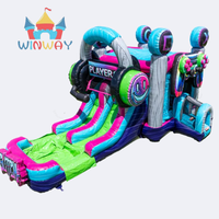 Structure gonflable de jeu pour joueurs avec double toboggan aquatique, design casque et manette - Amusement au style gamer