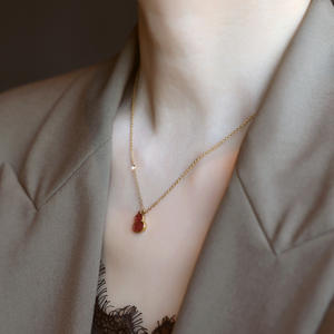 Ensemble collier, bracelet et boucles d'oreilles en acier titane, avec pendentif gourde rouge plaqué or 18 carats, chaîne de clavicule et chaîne de cheville, résistant au ternissement - Product Image 5