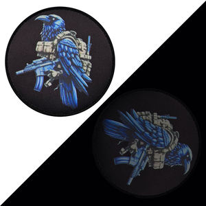 Impression Animal avec pistolet oiseau bleu avec gilet tenir pistolets Patch vert carte à jouer colère gorille noir as étiquette chapeau en <span class=keywords><strong>tissu</strong></span> à coudre - Product Image 2