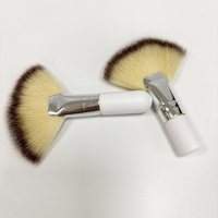 Waaierkwast met korte steel, synthetisch haar, waaiervormige kwast voor gezicht, blush, poeder en foundation.