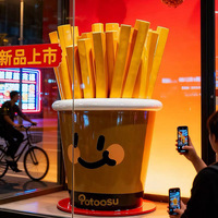 Sculpture de dessin animé en résine personnalisée en usine, statue moderne en fibre de verre de l'homme aux frites à vendre