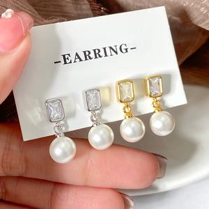 Pendientes de Perlas y Circonitas con Baño de Oro de 18K, Diseño Baguette, Joyería Moderna para Mujer - Product Image 4