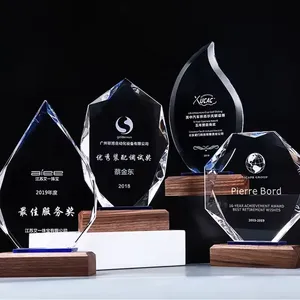 Trophées en bois gravés au laser personnalisés pour les entreprises, thème sportif, souvenir, modèle, plaque de récompense en verre cristal et bois - Product Image 1