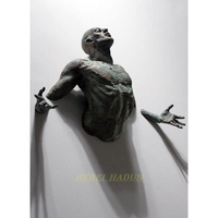 Sculpture murale moderne en bronze, homme traversant le mur, art mural 3D en métal coulé, figure masculine émergeant du mur, décoration pour hall d'hôtel, bureau