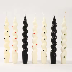 Bougies coniques spirales peintes sur mesure en gros - Bougies artisanales parfumées en cire d'abeille et cire de soja pour Noël, avec boîte en papier kraft - Product Image 1