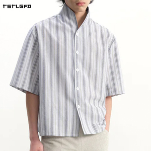 เสื้อเชิ้ตผู้ชายสีขาว เทา น้ำตาล ลายทางหลากสี ผ้าฝ้ายผสมลินิน คอตั้ง แขนครึ่ง ทรงหลวม สไตล์ Old Money เหมาะสำหรับใส่ไปเที่ยวพักผ่อนช่วงฤดูร้อน - Product Image 1