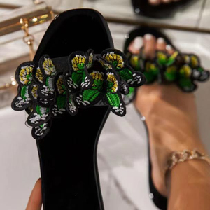 Kim Kardashian soutient la vente directe de ces mêmes jolies sandales et pantoufles pour femmes à motif papillon - Product Image 1
