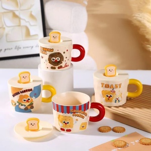 Nuovo Design crema cartone animato tazza creativa porcellana tazza di caffè con grande manico in silicone coperchio carino tazza in ceramica per il regalo - Product Image 1