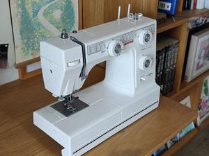 Máquina de Coser Janome 392, Sistema Eléctrico Versátil para Confección y Manualidades, Ideal para Principiantes y Artistas, en Oferta - Product Image 4