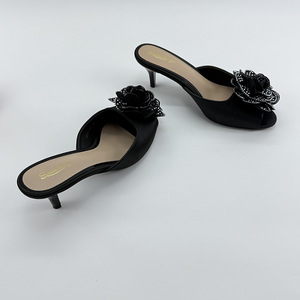 Talons plateforme floraux pour femmes avec de grandes paillettes scintillantes et tissu satiné floral - Product Image 3