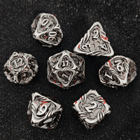 Ensemble de 7 dés polyédriques en métal sculpté multicolore avec des chiffres audacieux pour les jeux de table RPG DND