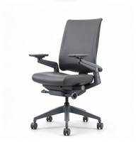 Chaise de bureau ergonomique à dossier moyen avec revêtement en cuir PU, accoudoirs réglables et base pivotante pour espace de travail commercial