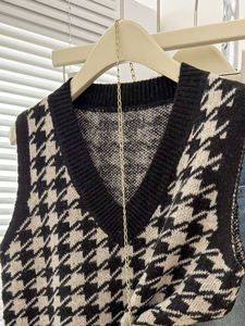 Chaleco de punto sin mangas con cuello en V y estampado de pata de gallo para mujer, estilo vintage, para otoño e invierno, ideal para capas, venta al por mayor - Product Image 5