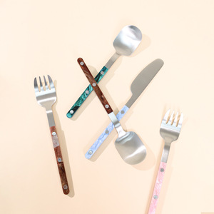 Juego de cuchillo, tenedor y cuchara de acero inoxidable Jin Hui 304 para niños con diseño de flores. - Product Image 1