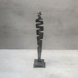 Escultura de aluminio de pie con tallas intrincadas que ofrece belleza profunda y tradicional para la decoración de interiores - Product Image 1