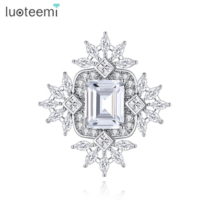 Broche de Moda em Latão com Pedra de Zircônia Clara em Corte Esmeralda Grande LUOTEEMI para Mulheres da Marca Teemi - Product Image 1