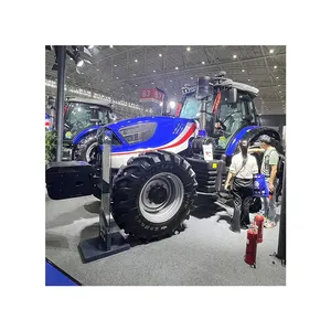 Les tracteurs pour diverses opérations sur le terrain telles que le labour et la récolte sont équipés de machines agricoles correspondantes