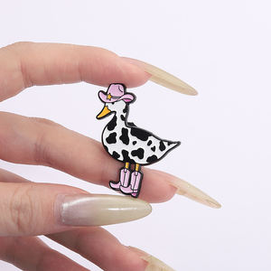 Süße Pins: Rosa Kuh, Cowgirl, Ente Emaille-Pin, Western-Ente, Cowboy-Stiefel, Lustige Gans, Tier-Brosche, Anstecknadel, Witziger Schmuck - Product Image 1