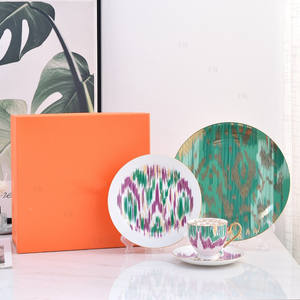 Ensemble de vaisselle de luxe moderne en porcelaine fine avec bord doré, motif doux et durable, pour la maison, les fêtes et les restaurants - Product Image 1