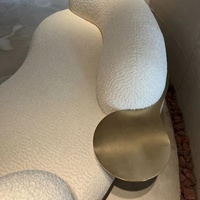 곡선형 소파, 거실용 황동 사이드 테이블 내장, 유기농 크림 오프화이트 부클레 비대칭 등받이, 둥근 모양의 소파