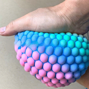 צעצוע להפגת מתחים בצורת כדור ענבים משנה צבעים עם דוגמת דג - Product Image 1