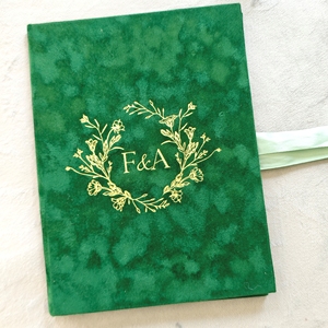 Invitaciones de Boda de Lujo en Verde Esmeralda con Cubierta de Terciopelo, Detalles en Dorado, Tarjetas de Confirmación de Asistencia y Sobres - Product Image 4