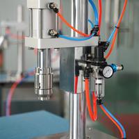 Machine à sertir les valves d'aérosol pneumatiques pour les canettes avec pompe