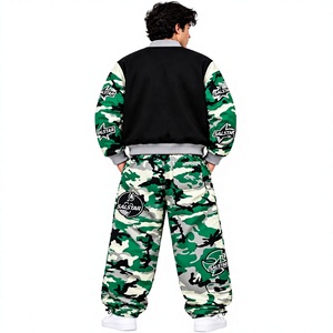Ensemble de survêtement camouflage personnalisé pour homme avec veste bomber universitaire et pantalon de jogging imprimé vert, fabricant de vêtements de mode streetwear - Product Image 2