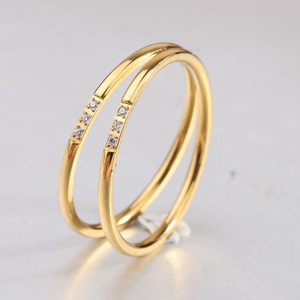 Anillo Minimalista de Oro de 18K de 2mm con Tres Piedras de Circonio en Engaste de Canal, Joyería Unisex para Compromiso - Product Image 1