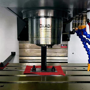 Centre d'usinage CNC vertical à broche unique haute performance Options de <span class=keywords><strong>prix</strong></span> compétitifs certifiés Fanuc Gsk Siemens Motor BT40 - Product Image 4